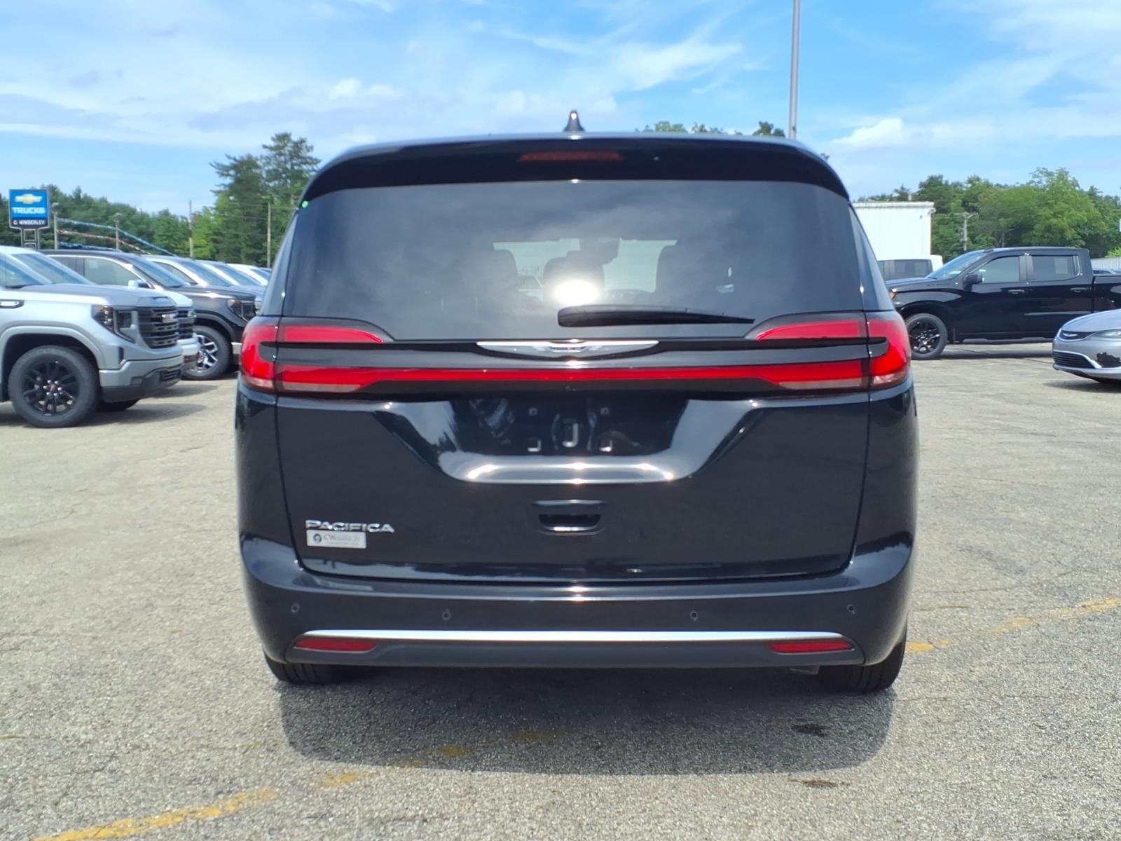 2025 Chrysler Pacifica Select