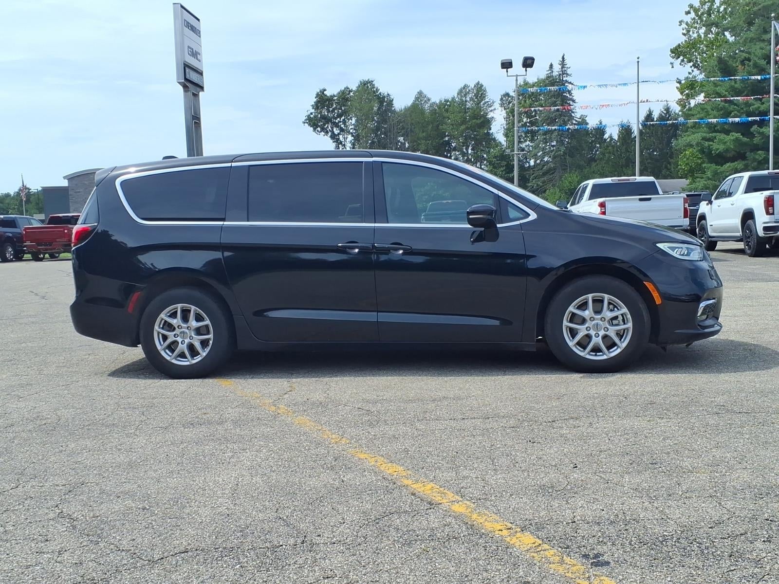 2025 Chrysler Pacifica Select